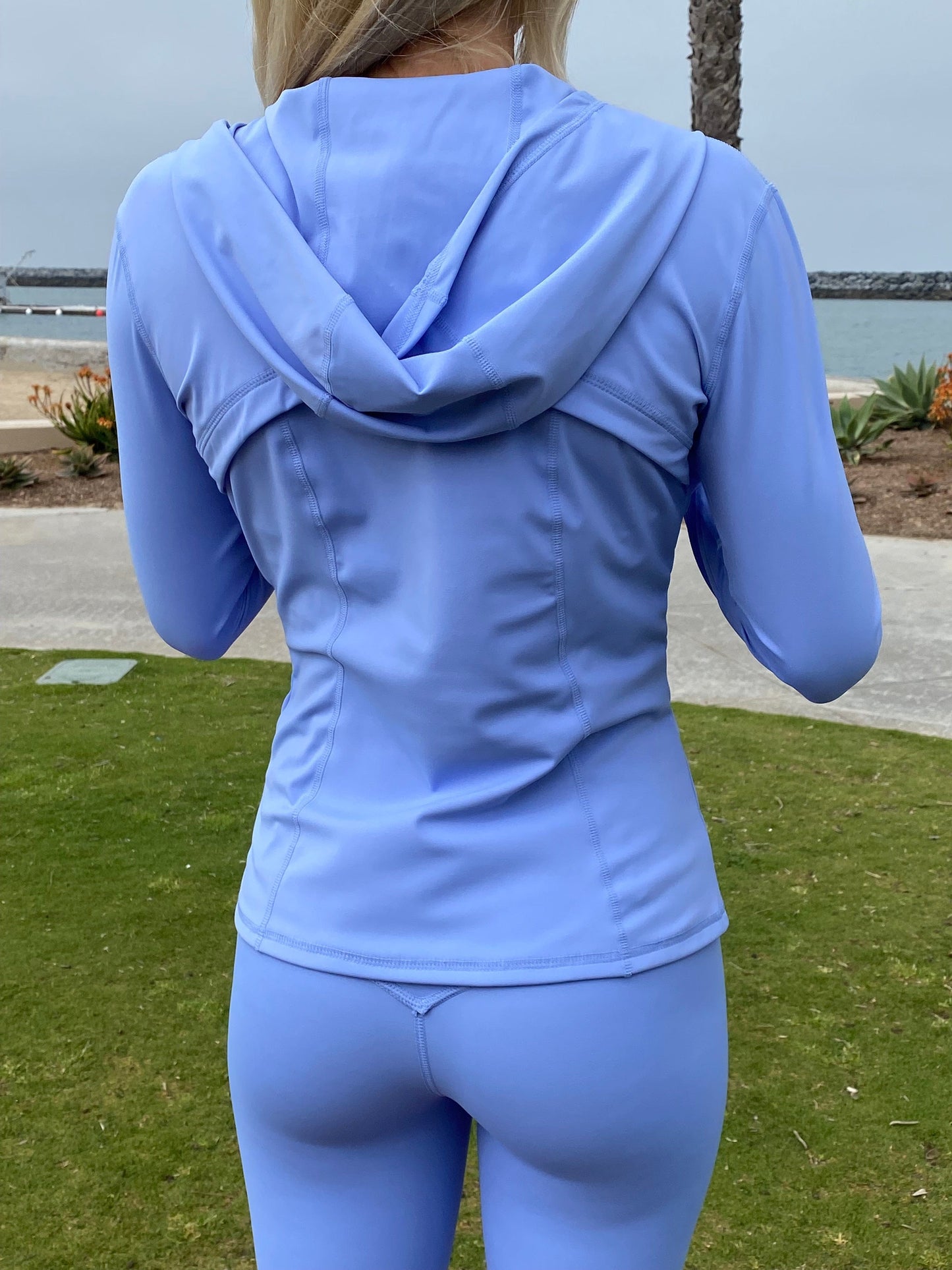 Chaqueta deportiva con capucha y cremallera