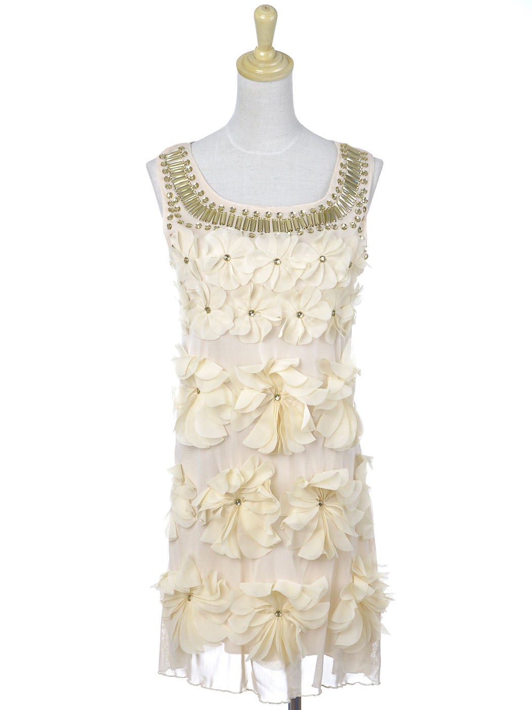 Vestido sin mangas con escote de cuentas y piedras preciosas con diseño floral de pétalos de flores color crema beige