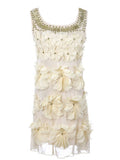 Vestido sin mangas con escote de cuentas y piedras preciosas con diseño floral de pétalos de flores color crema beige