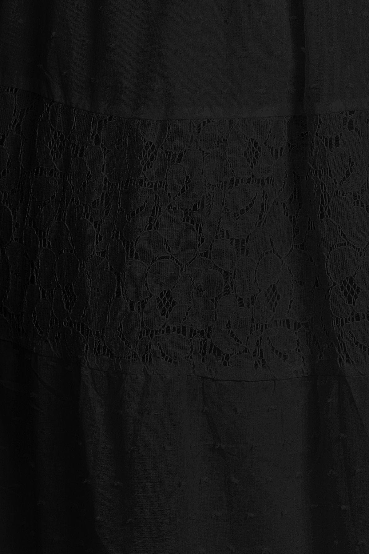 Vestido largo de encaje con hombros descubiertos