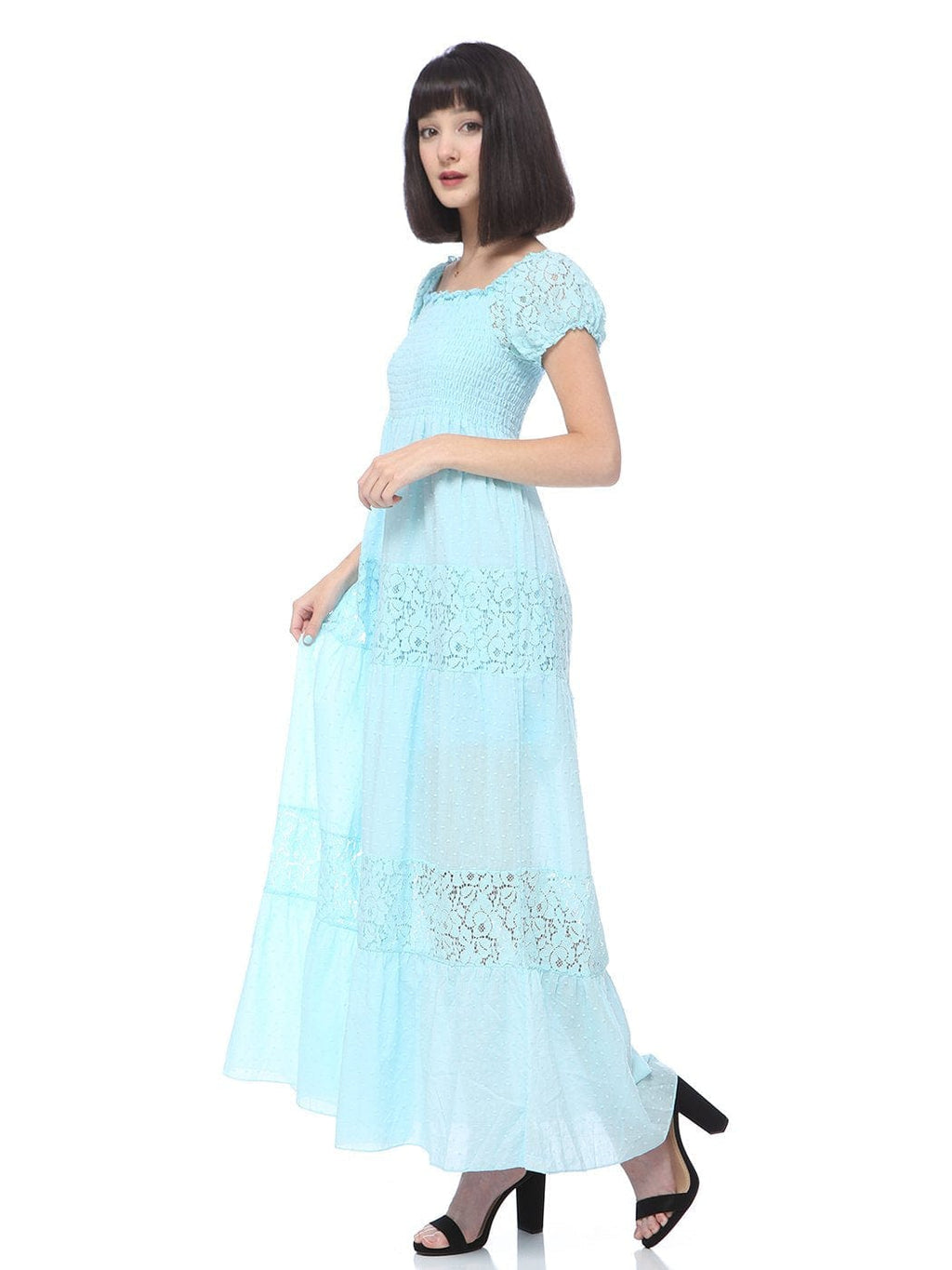 Vestido largo de encaje con hombros descubiertos