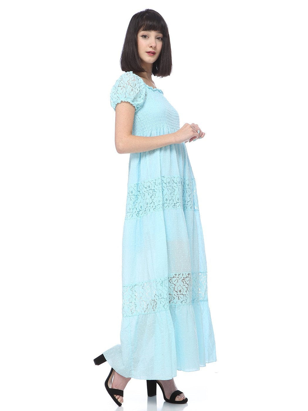 Vestido largo de encaje con hombros descubiertos