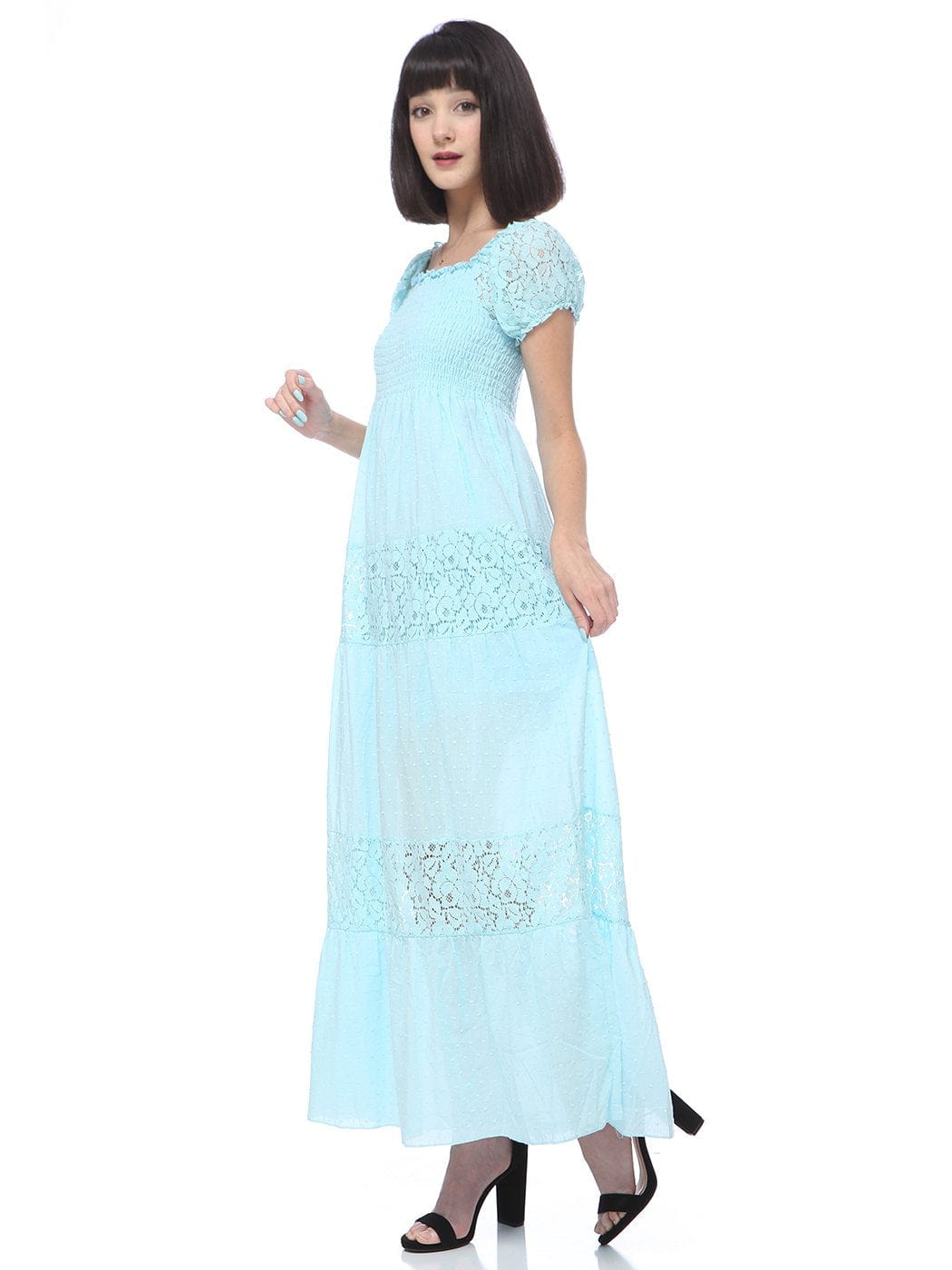 Vestido largo de encaje con hombros descubiertos