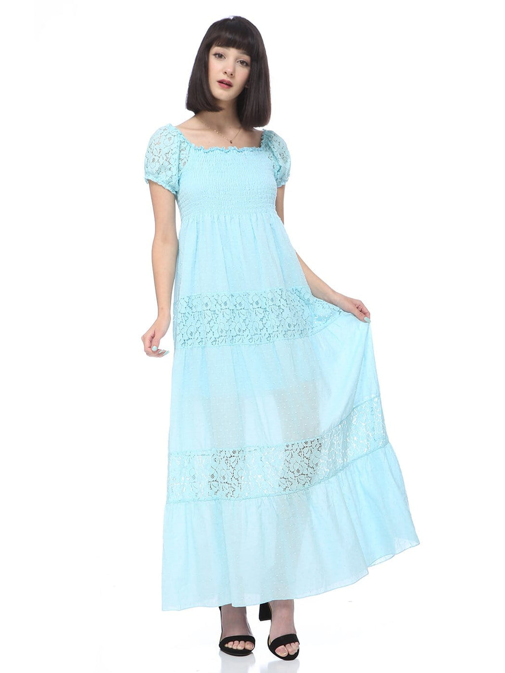 Vestido largo de encaje con hombros descubiertos