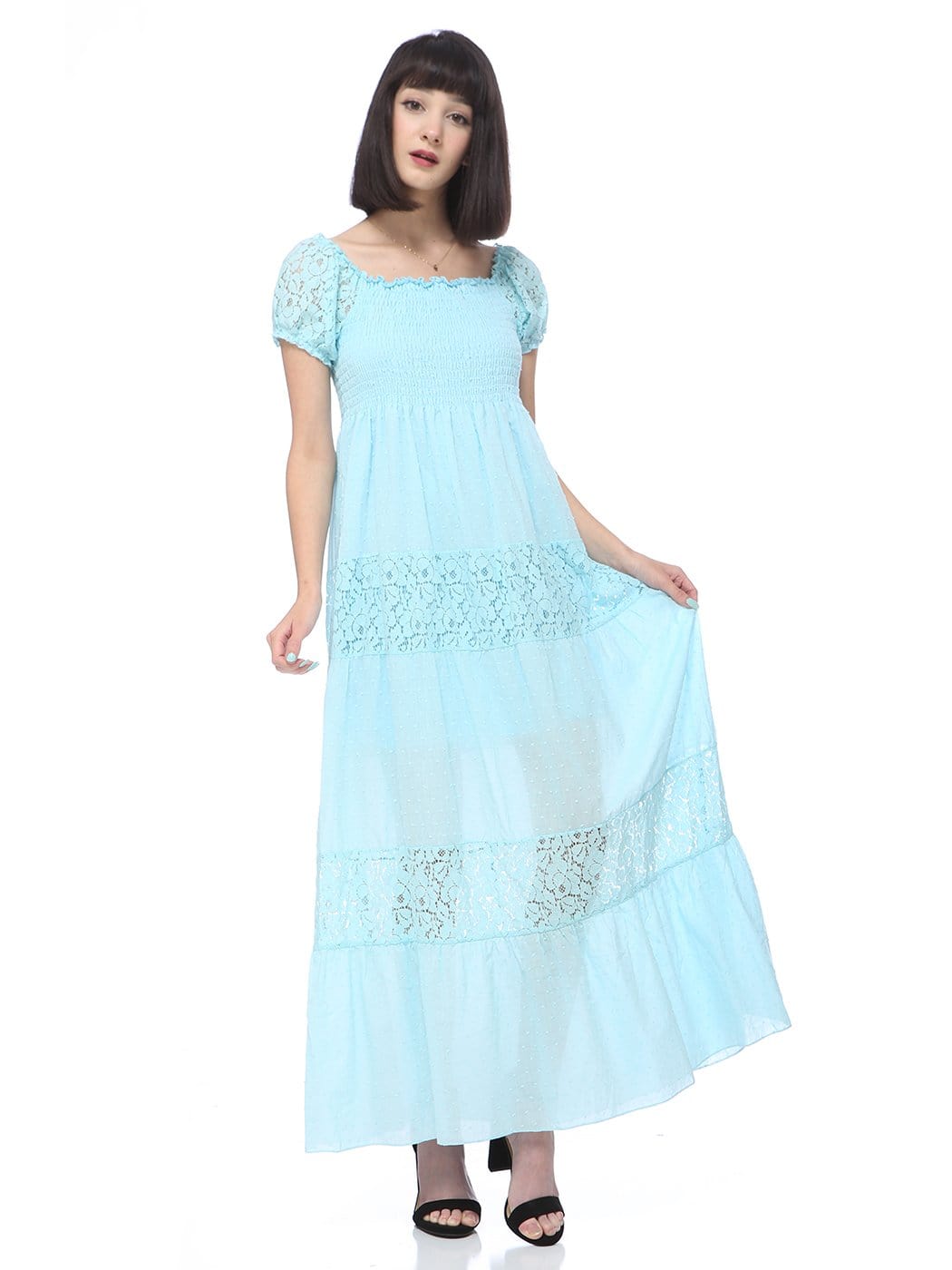 Vestido largo de encaje con hombros descubiertos