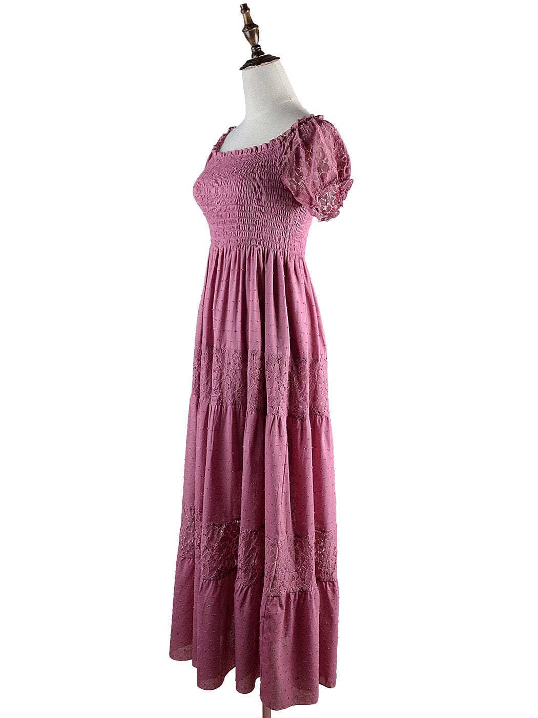 Vestido largo de encaje con hombros descubiertos