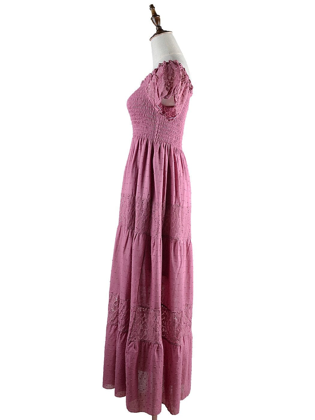 Vestido largo de encaje con hombros descubiertos