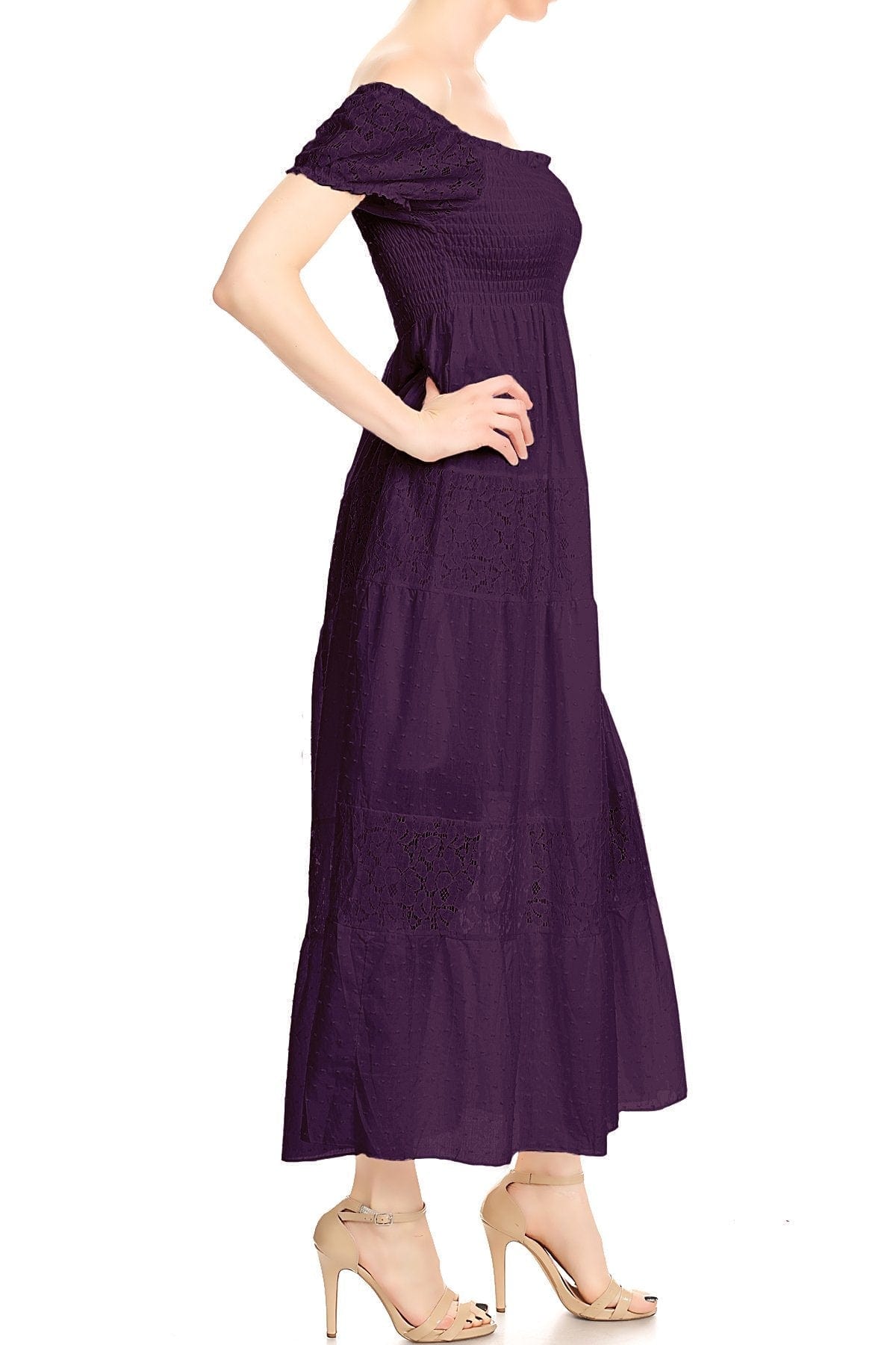 Vestido largo de encaje con hombros descubiertos
