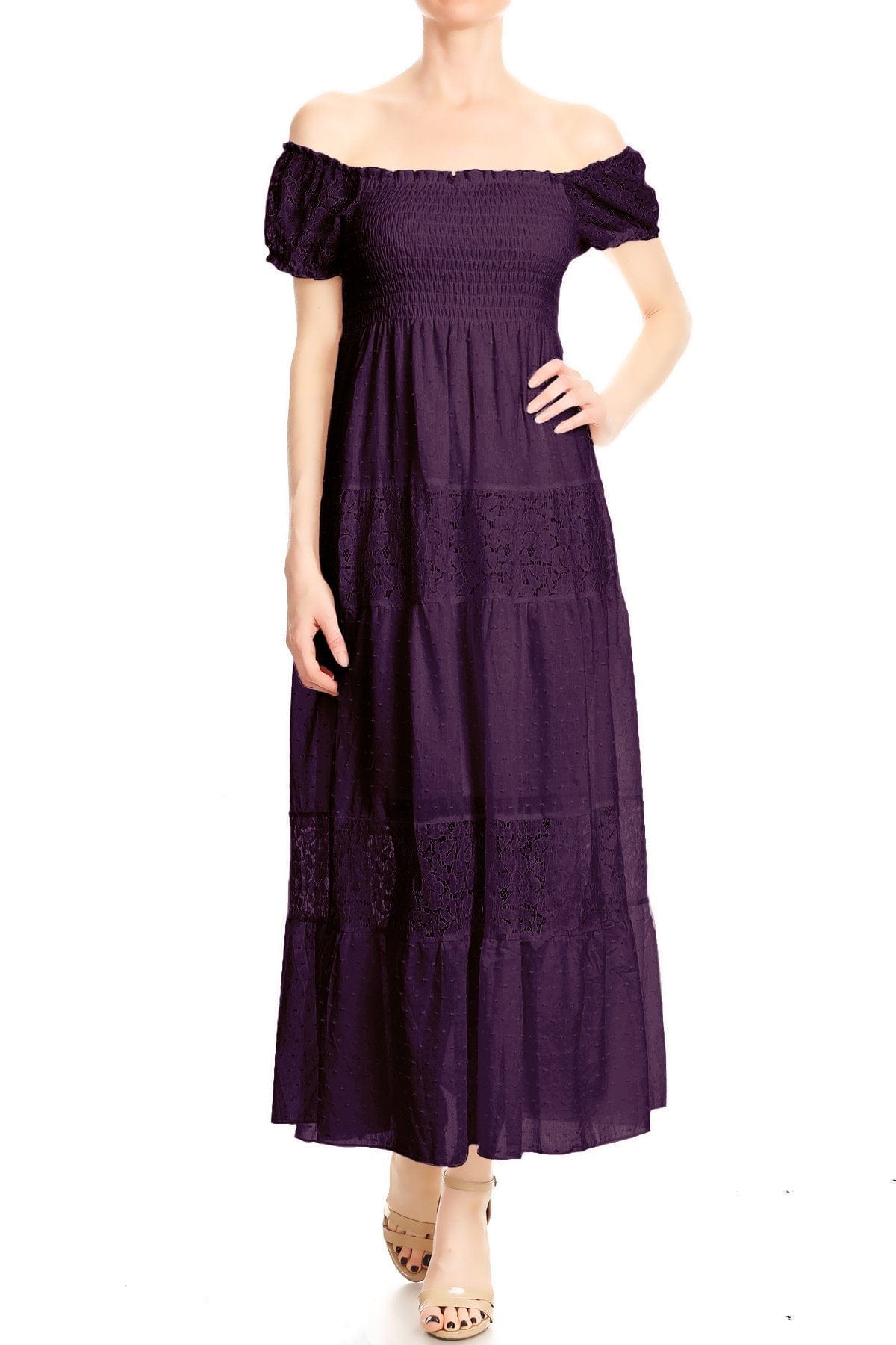 Vestido largo de encaje con hombros descubiertos