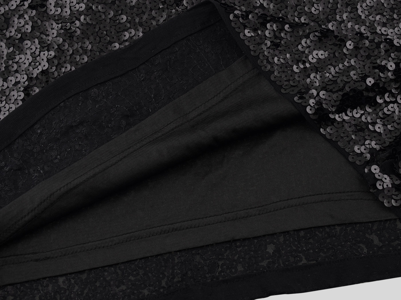 Minivestido de lentejuelas con un solo hombro