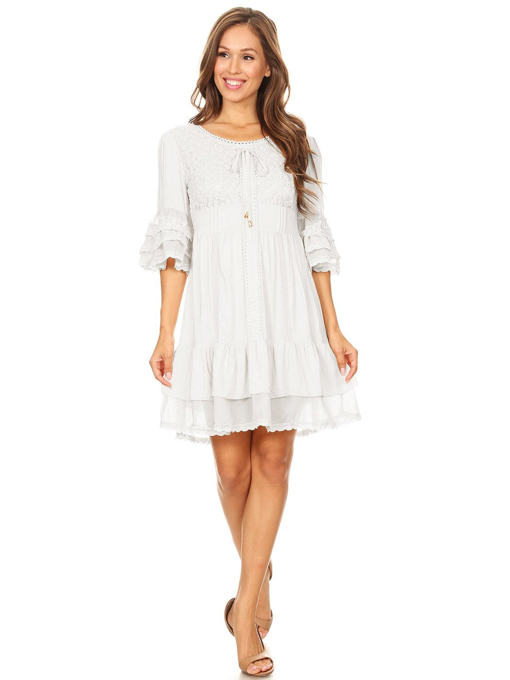 Vestido corto bohemio con mangas acampanadas, dobladillo con volantes y encaje floral