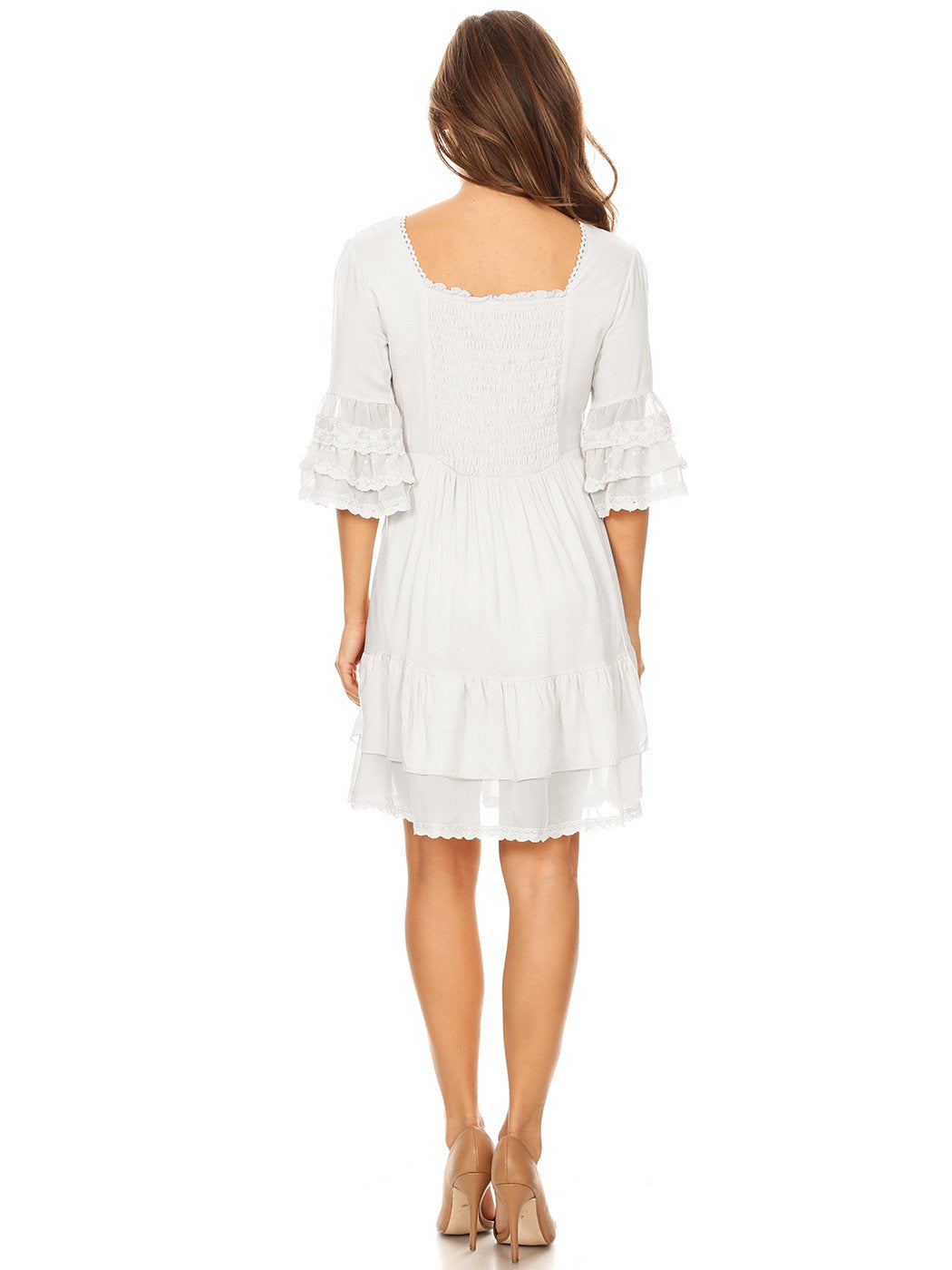 Vestido corto bohemio con mangas acampanadas, dobladillo con volantes y encaje floral