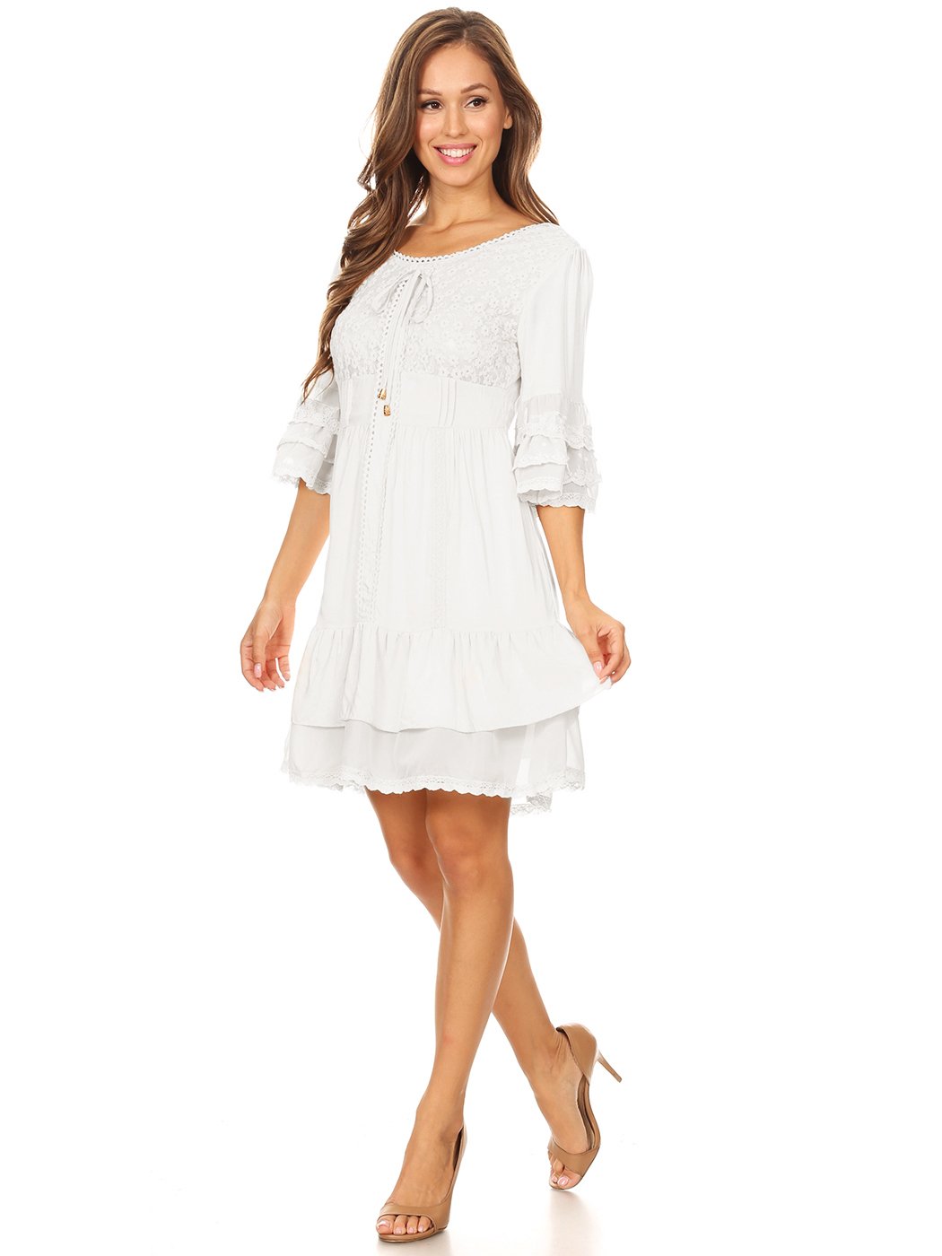 Vestido corto bohemio con mangas acampanadas, dobladillo con volantes y encaje floral