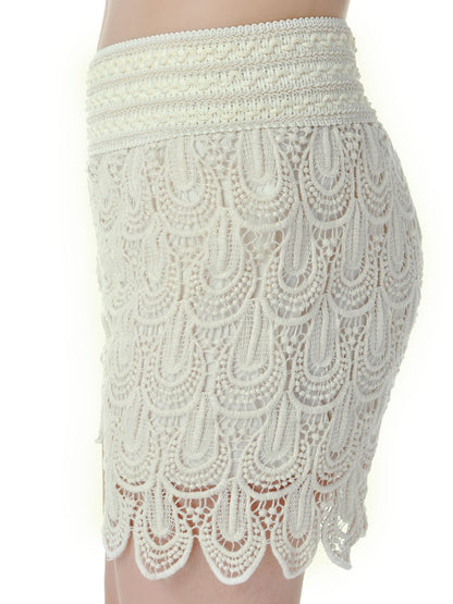 Shorts de tiro alto con plumas de crochet inspiradas en pavos reales en color beige, talla S/M