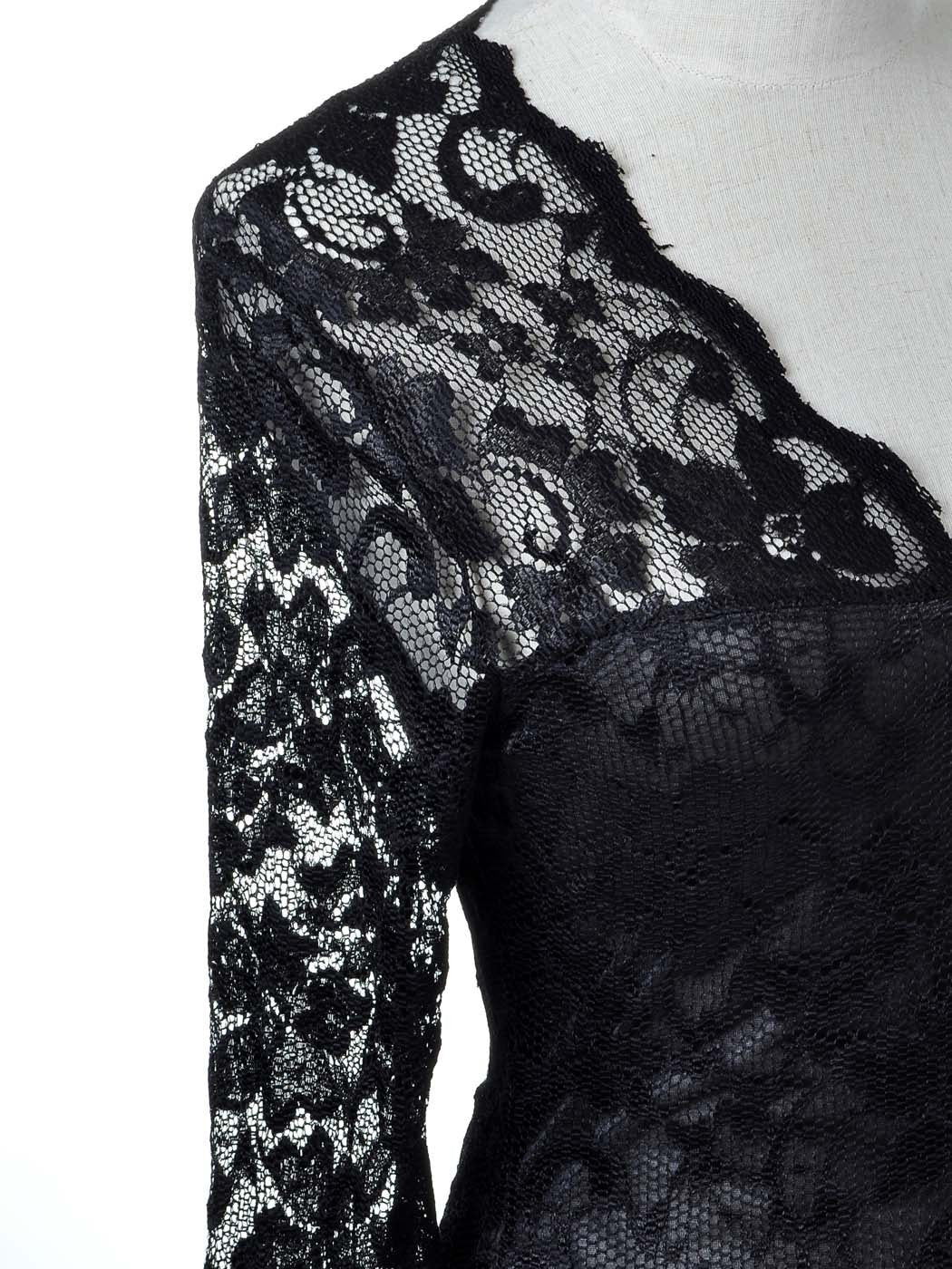 Vestido con escote en V y detalle de encaje floral negro