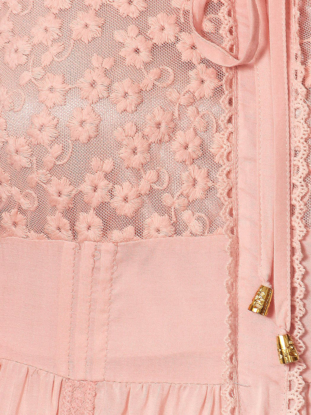 Vestido corto bohemio con mangas acampanadas, dobladillo con volantes y encaje floral