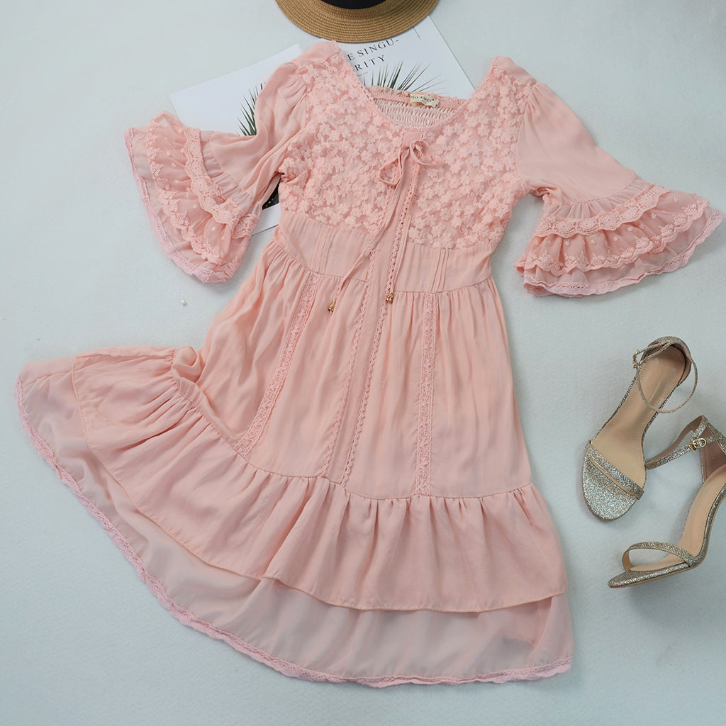 Vestido corto bohemio con mangas acampanadas, dobladillo con volantes y encaje floral