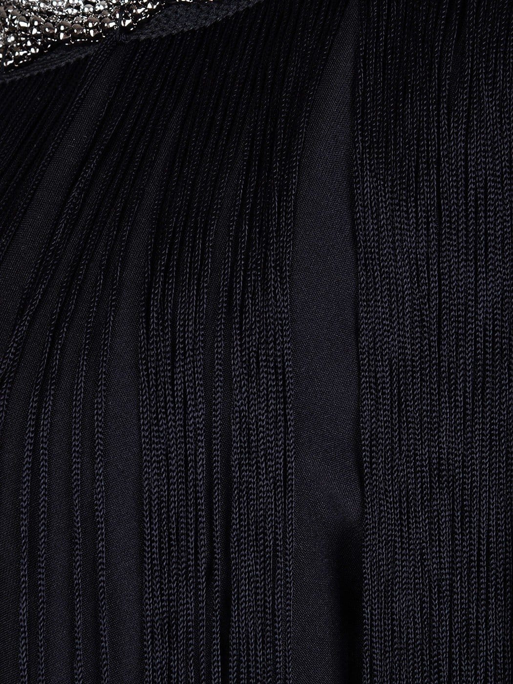 Vestido mini con flecos y cadena en el cuello trenzado