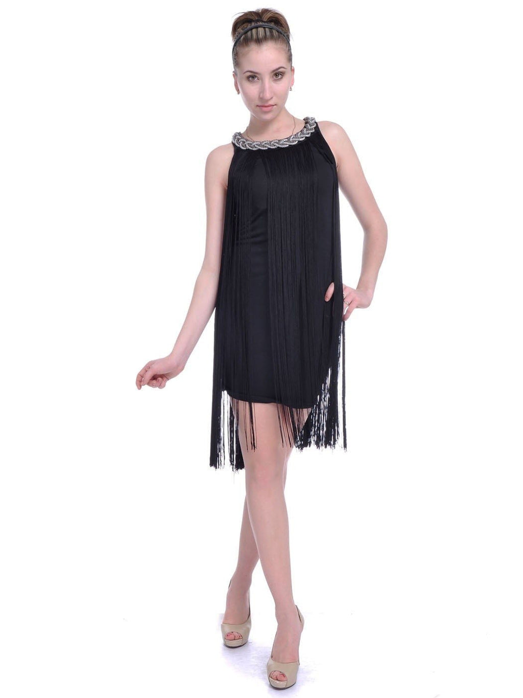 Vestido mini con flecos y cadena en el cuello trenzado