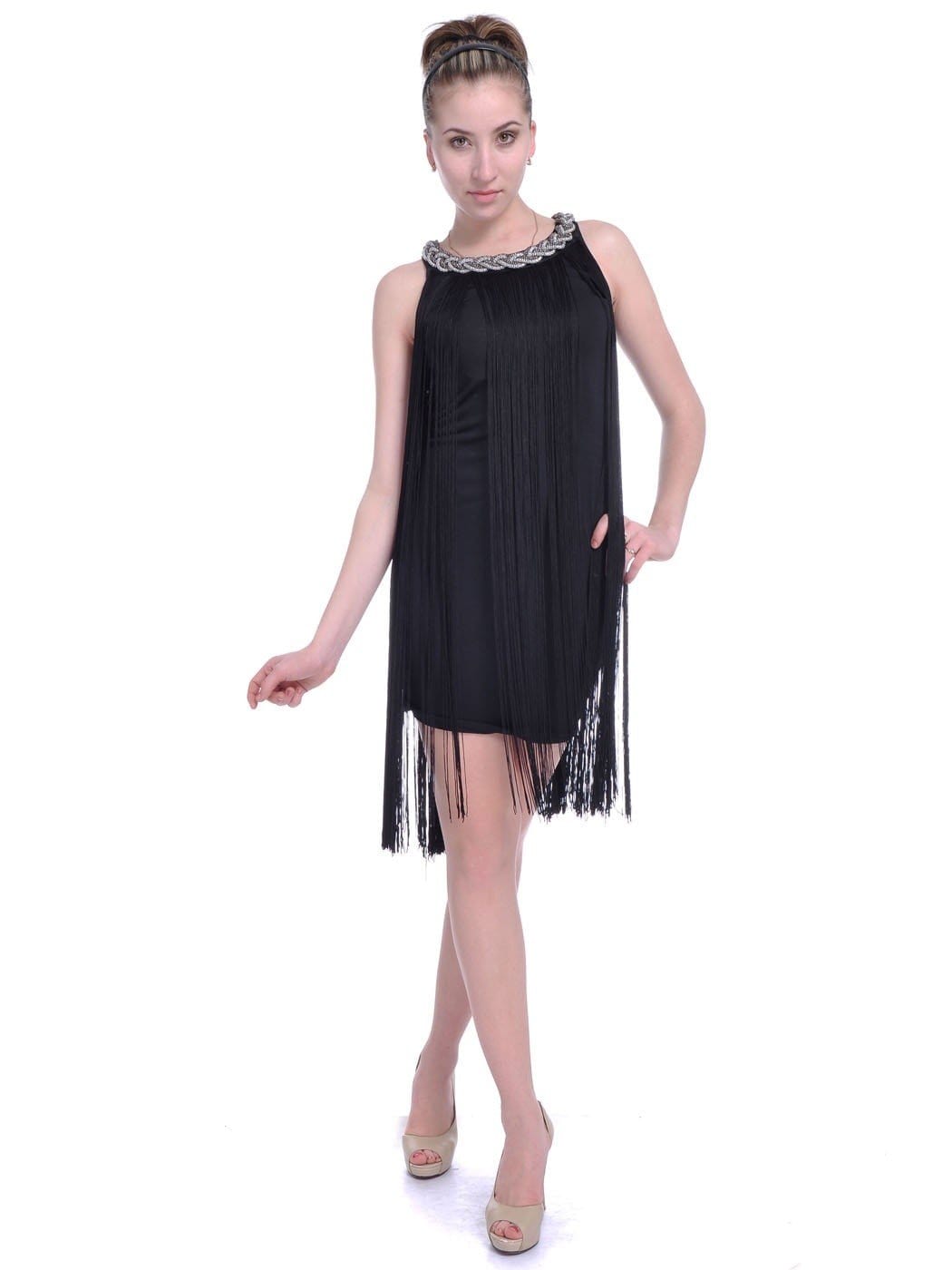 Vestido mini con flecos y cadena en el cuello trenzado