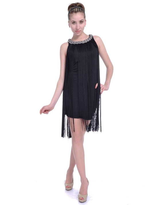Vestido mini con flecos y cadena en el cuello trenzado
