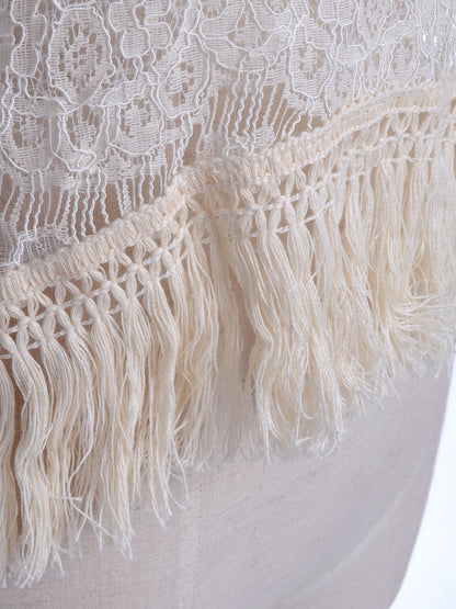 Top de punto con flores en color beige, ribete de flecos suaves y encaje de red, dobladillo alto y bajo, talla S/M