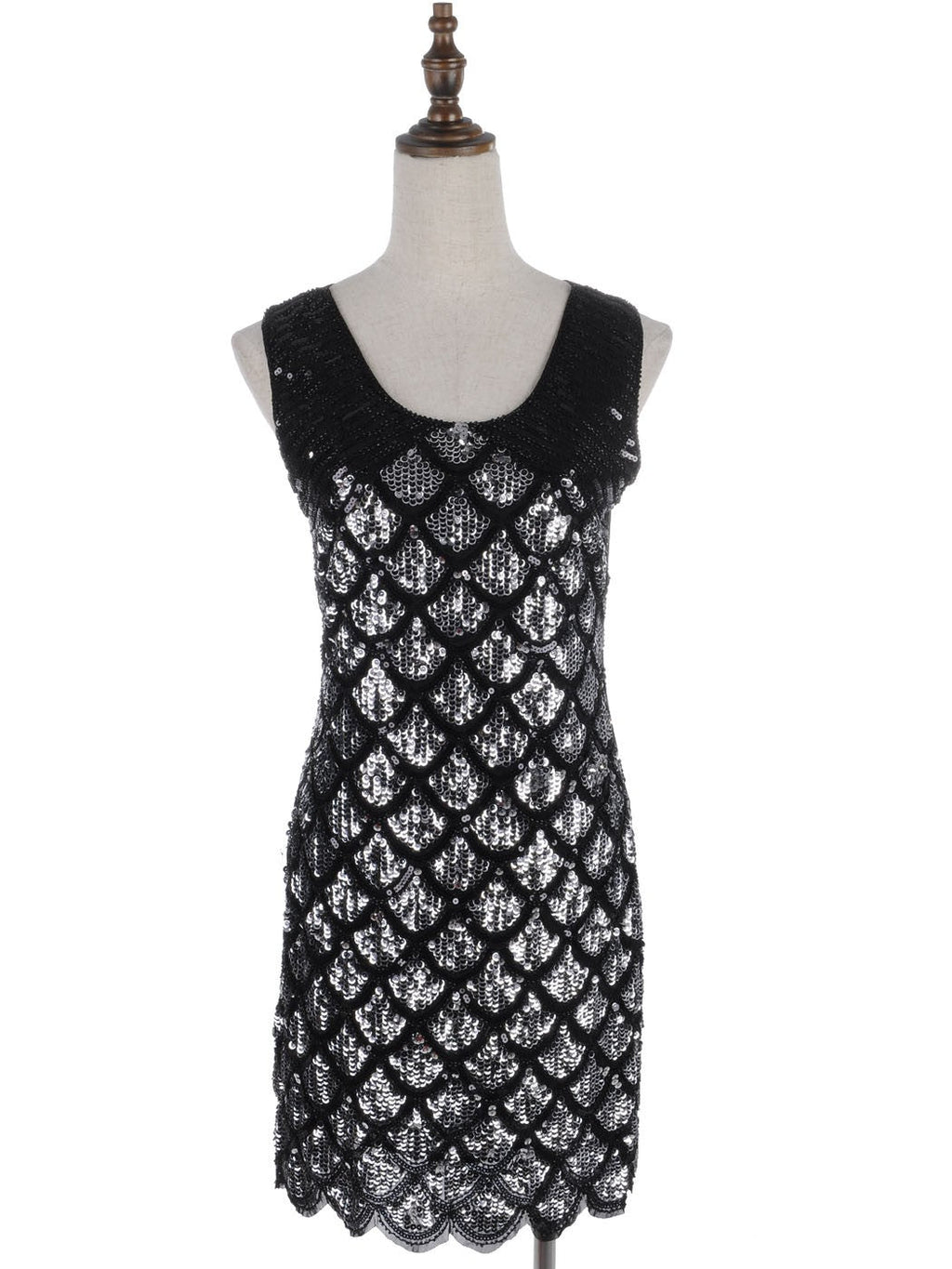 Vestido con adornos de lentejuelas y estampado festoneado