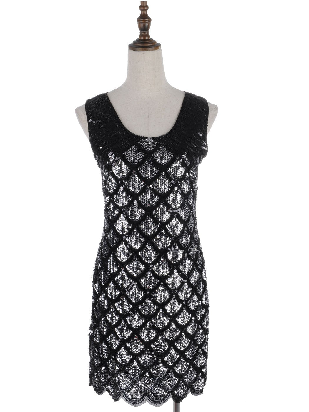 Vestido con adornos de lentejuelas y estampado festoneado
