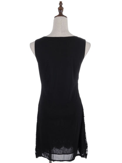 Vestido con adornos de lentejuelas y estampado festoneado