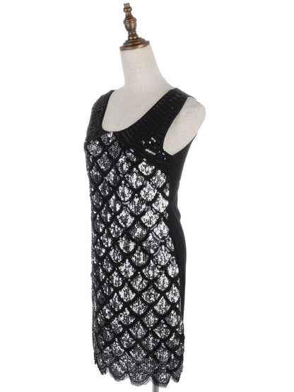 Vestido con adornos de lentejuelas y estampado festoneado