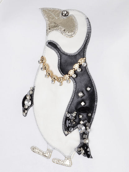 Suéter con estampado de pingüinos adornado con cadena y diamantes de imitación en color blanco talla S/M