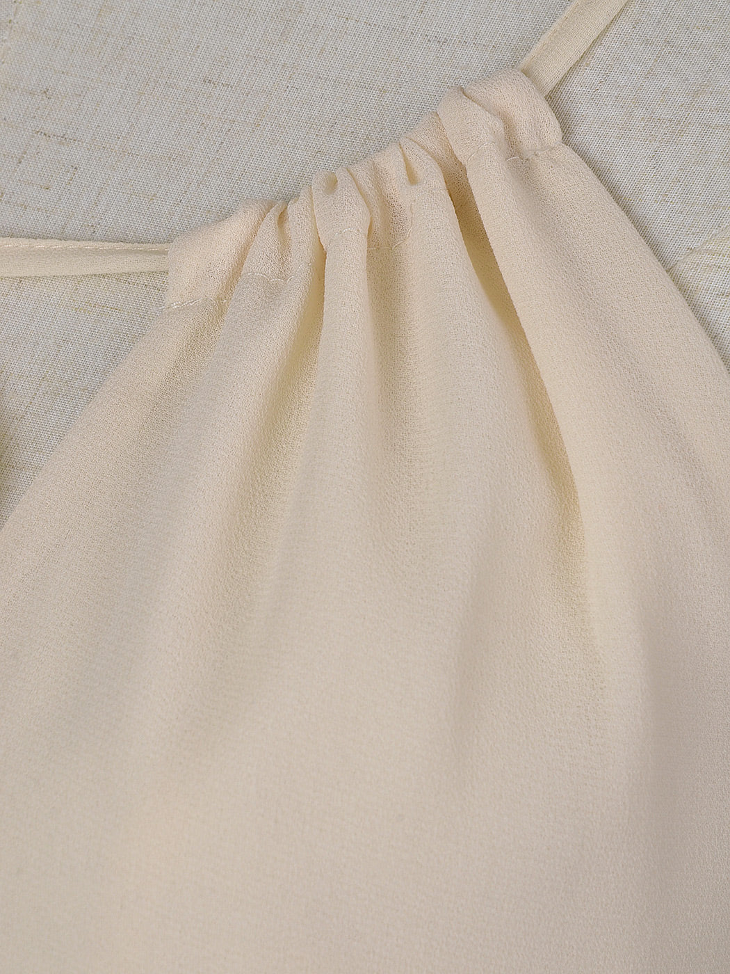 Vestido de gasa con cordón en la espalda