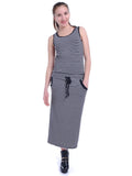 Vestido largo estilo camiseta con cintura caída y lazo a rayas blancas y negras