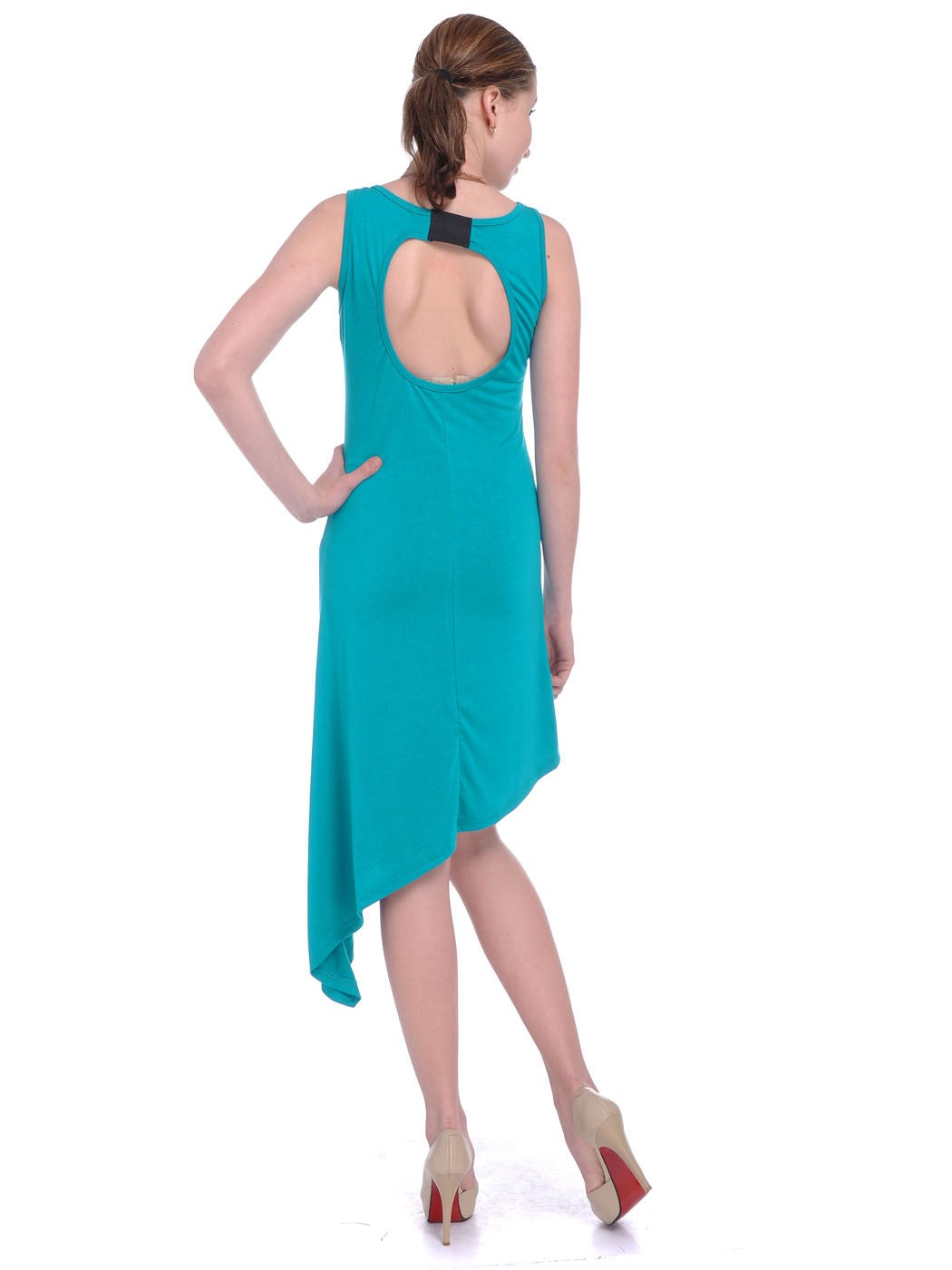 Vestido básico verde asimétrico con escote en la espalda y largo hasta la rodilla