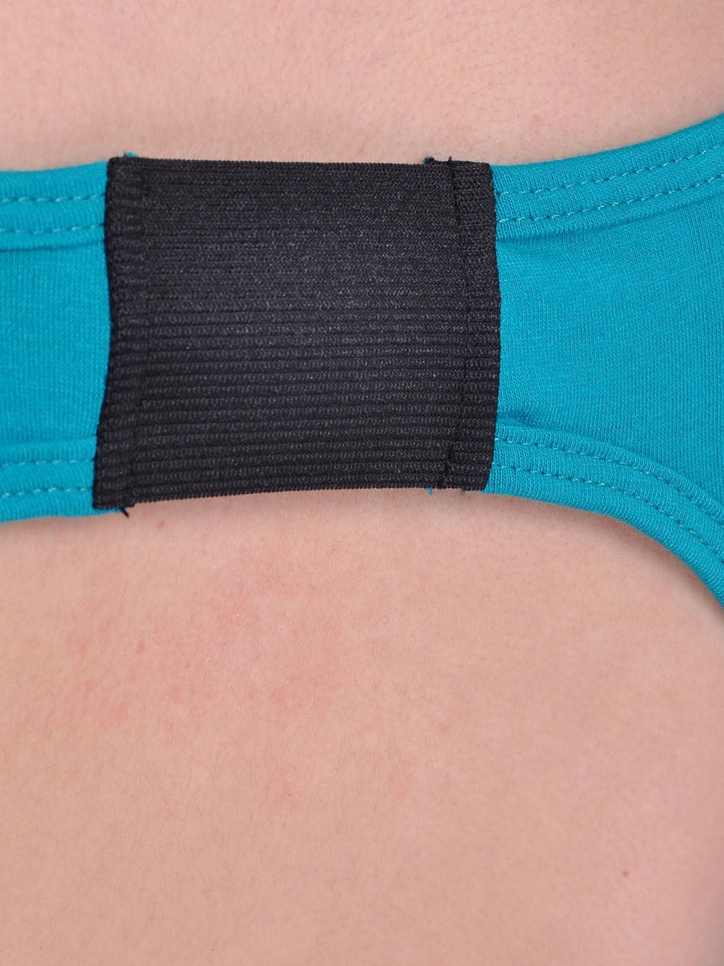 Vestido básico verde asimétrico con escote en la espalda y largo hasta la rodilla