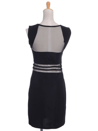 Vestido negro con escote geométrico, mangas cortas y paneles transparentes, talle S/M