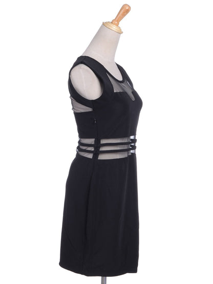 Vestido negro con escote geométrico, mangas cortas y paneles transparentes, talle S/M