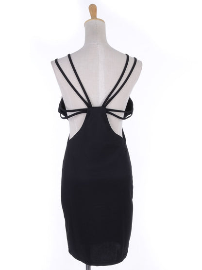 Vestido de cóctel con múltiples tiras y escote en el centro en color negro talla S/M