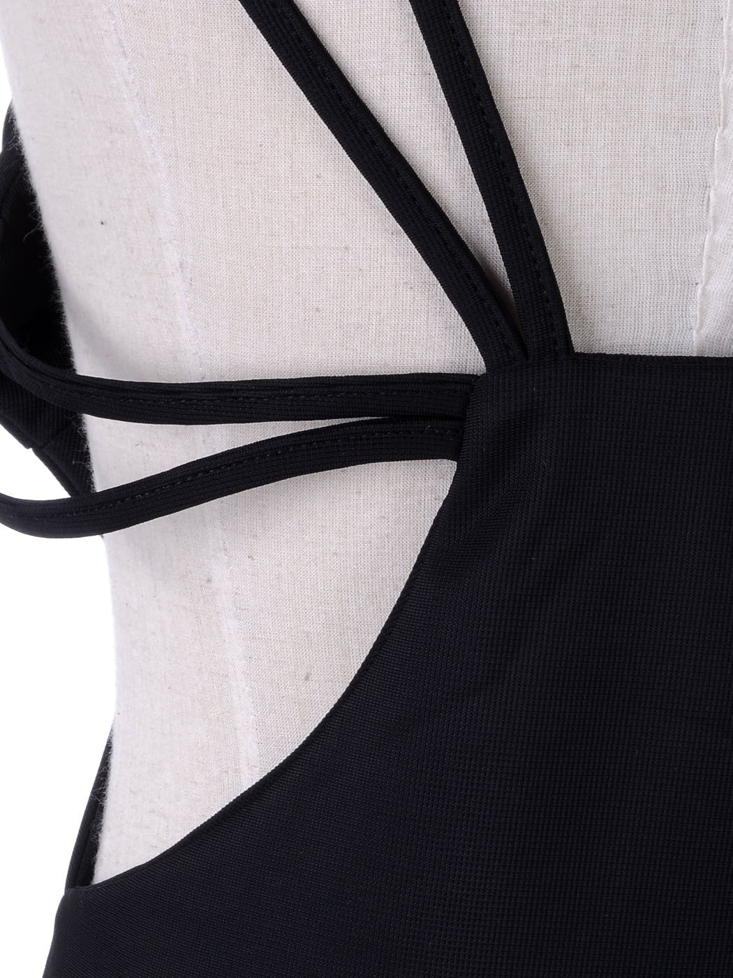 Vestido de cóctel con múltiples tiras y escote en el centro en color negro talla S/M