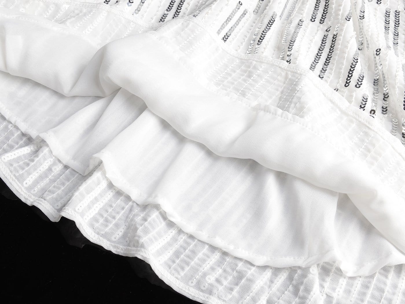 Vestido de corte A con escote barco y lentejuelas en la espalda