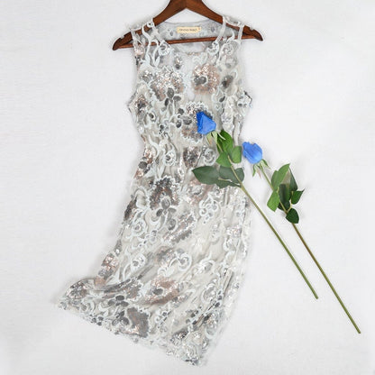 Vestido de cóctel con ilusión de cuentas en gris claro y dorado