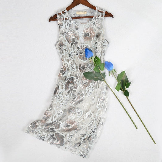 Vestido de cóctel con ilusión de cuentas en gris claro y dorado