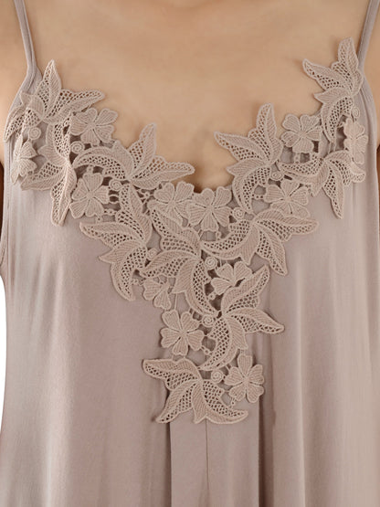 Vestido fluido con tirantes finos ajustables