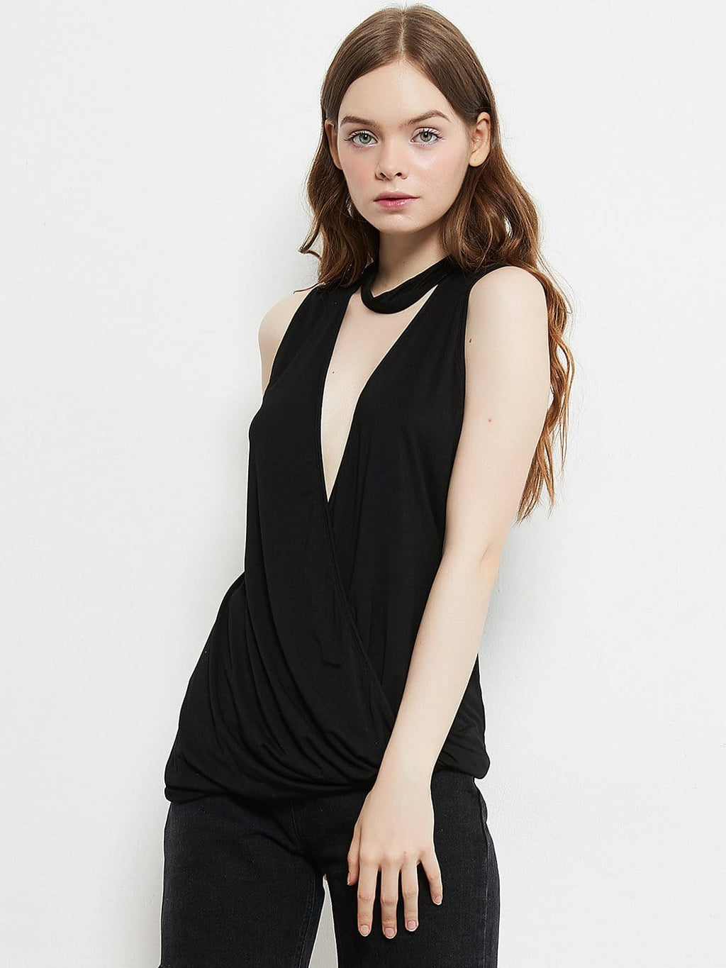 Camisa holgada con escote en V y gargantilla