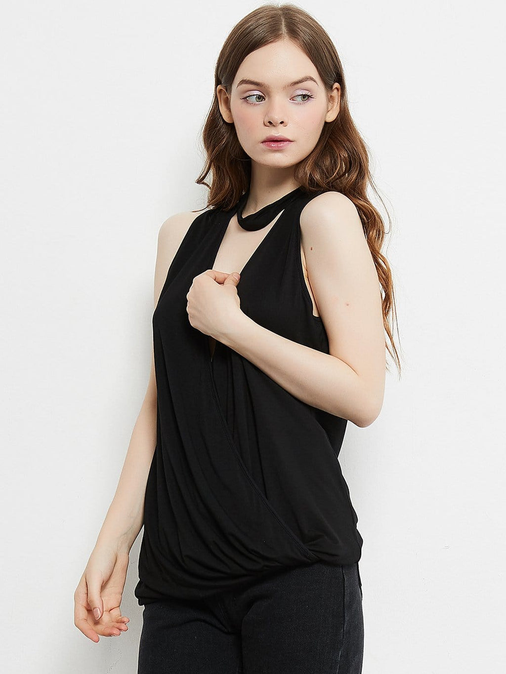 Camisa holgada con escote en V y gargantilla