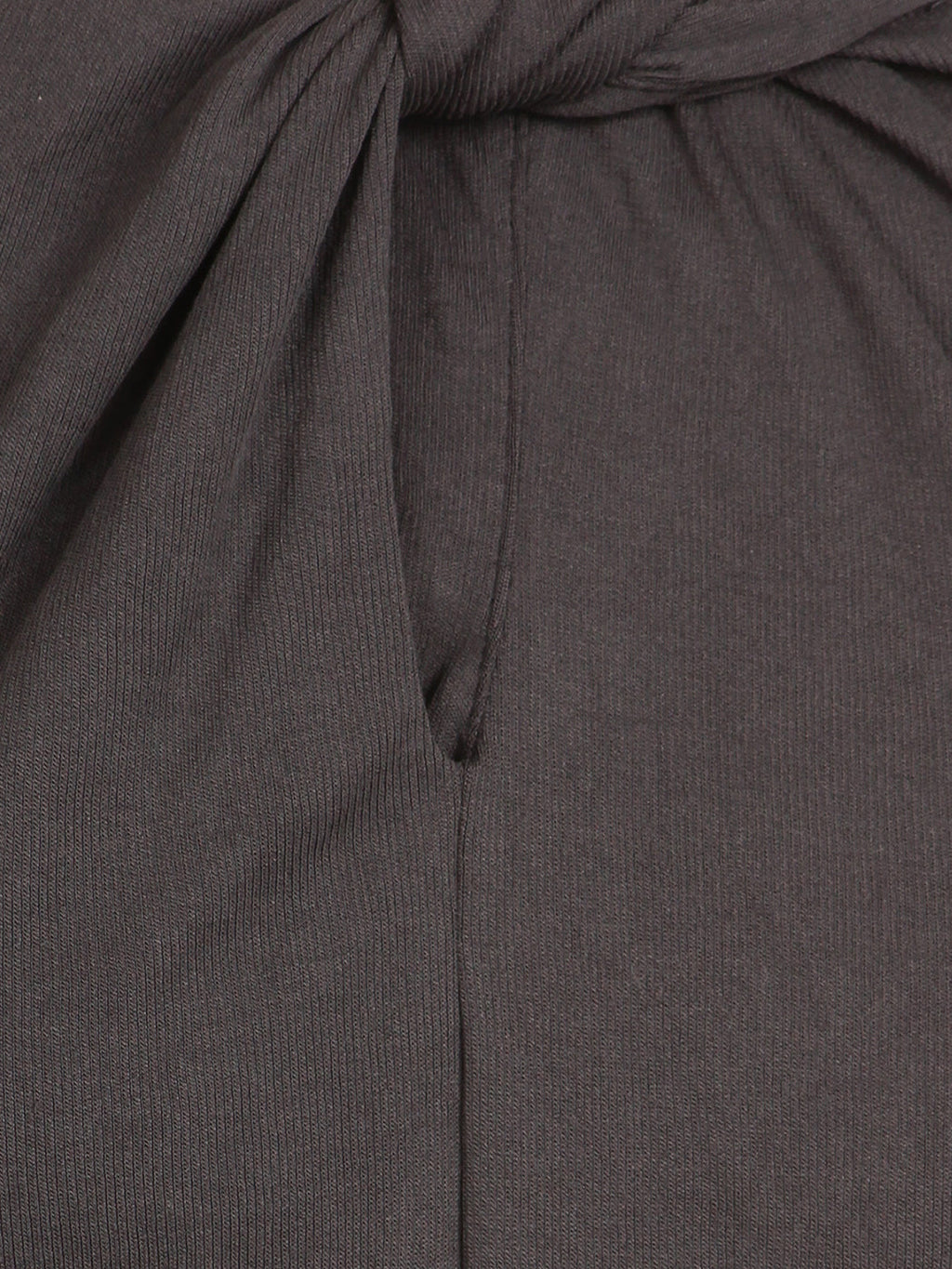 Vestido de manga larga con escote en forma de cerradura