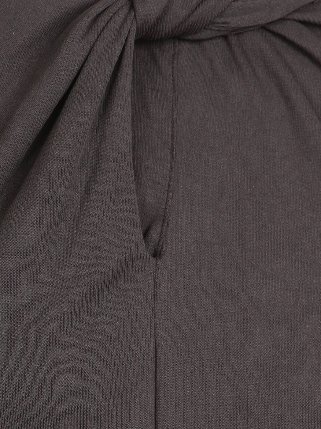 Vestido de manga larga con escote en forma de cerradura