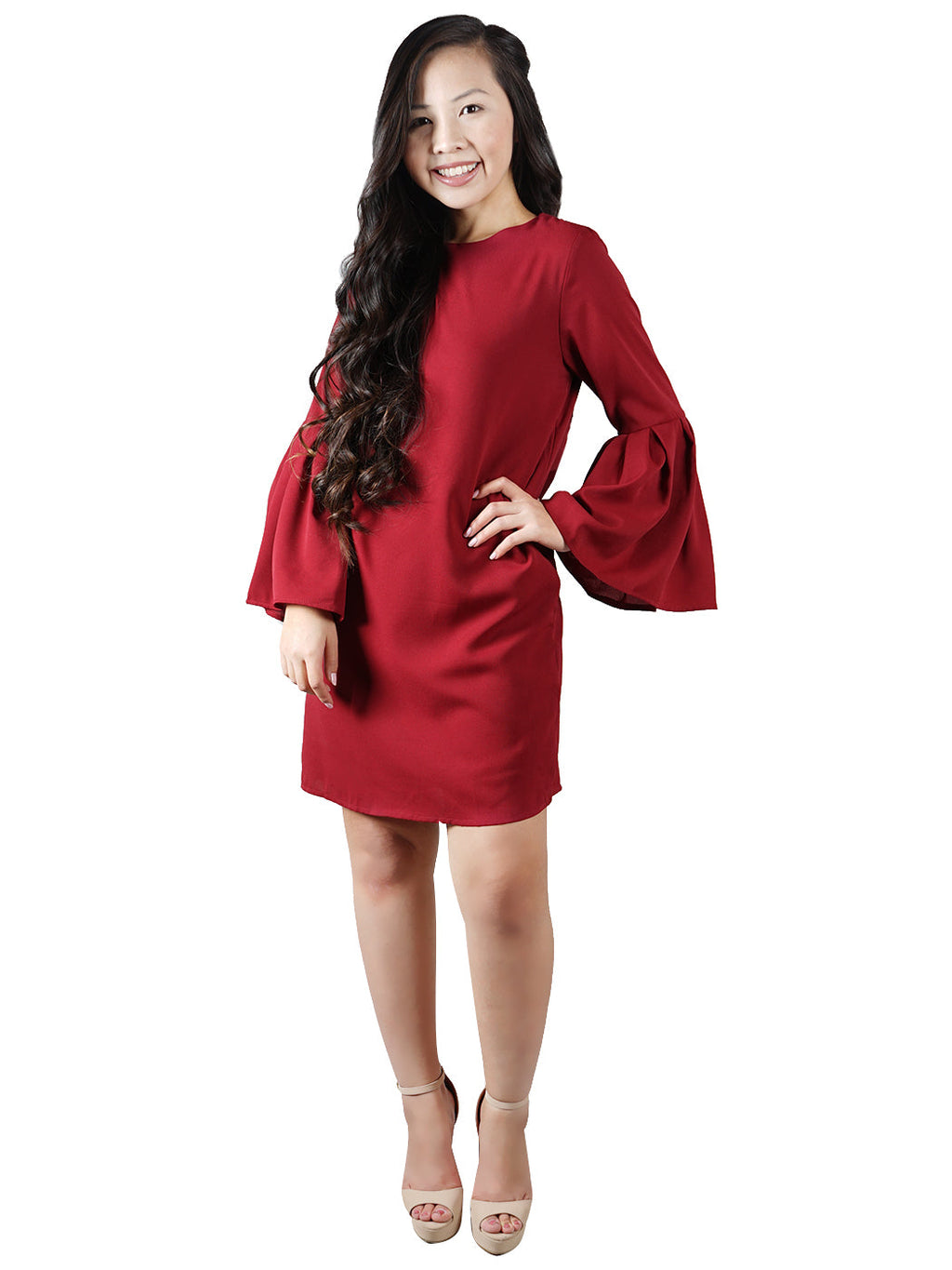 Vestido túnica con abertura en la boca y mangas acampanadas