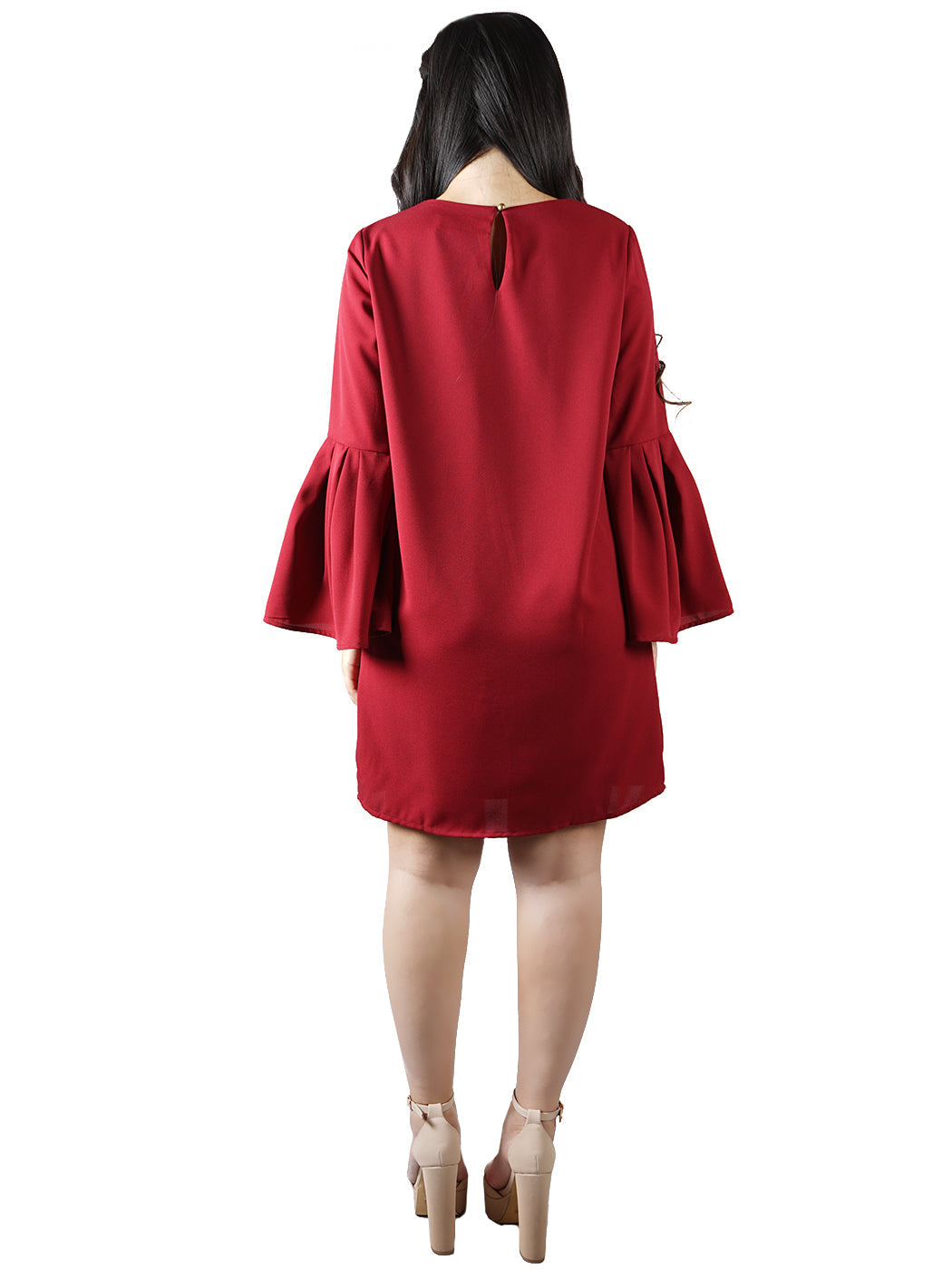 Vestido túnica con abertura en la boca y mangas acampanadas