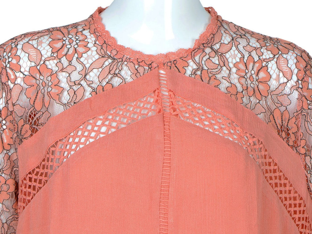 Vestido de encaje semitransparente con vuelo